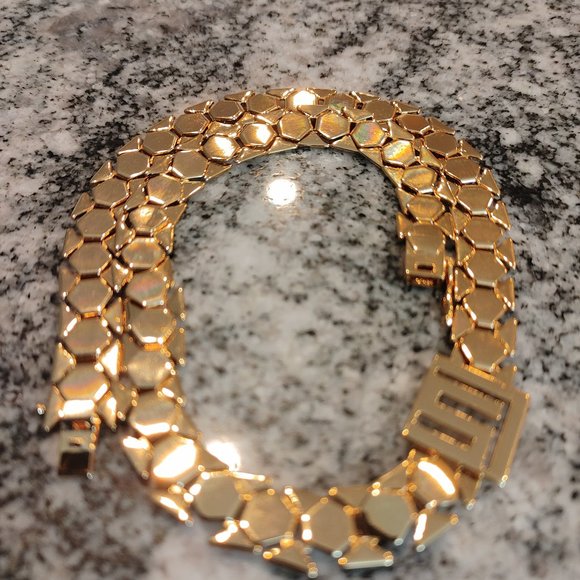 NWOT Women's chain necklace. Gold tone, with closure on back. - Picture 12 of 13